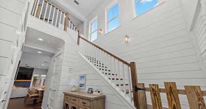 Modern Oasis | Pool, Golf Cart, Games + Splash Pad