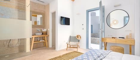 In-room safe, soundproofing, iron/ironing board, free WiFi