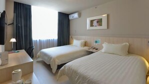 A hotel room with two beds, a desk with a lamp, a TV, and an air conditioning unit. - Jinjiang Inn (Xianju Huancheng North Road) (Xianju)
