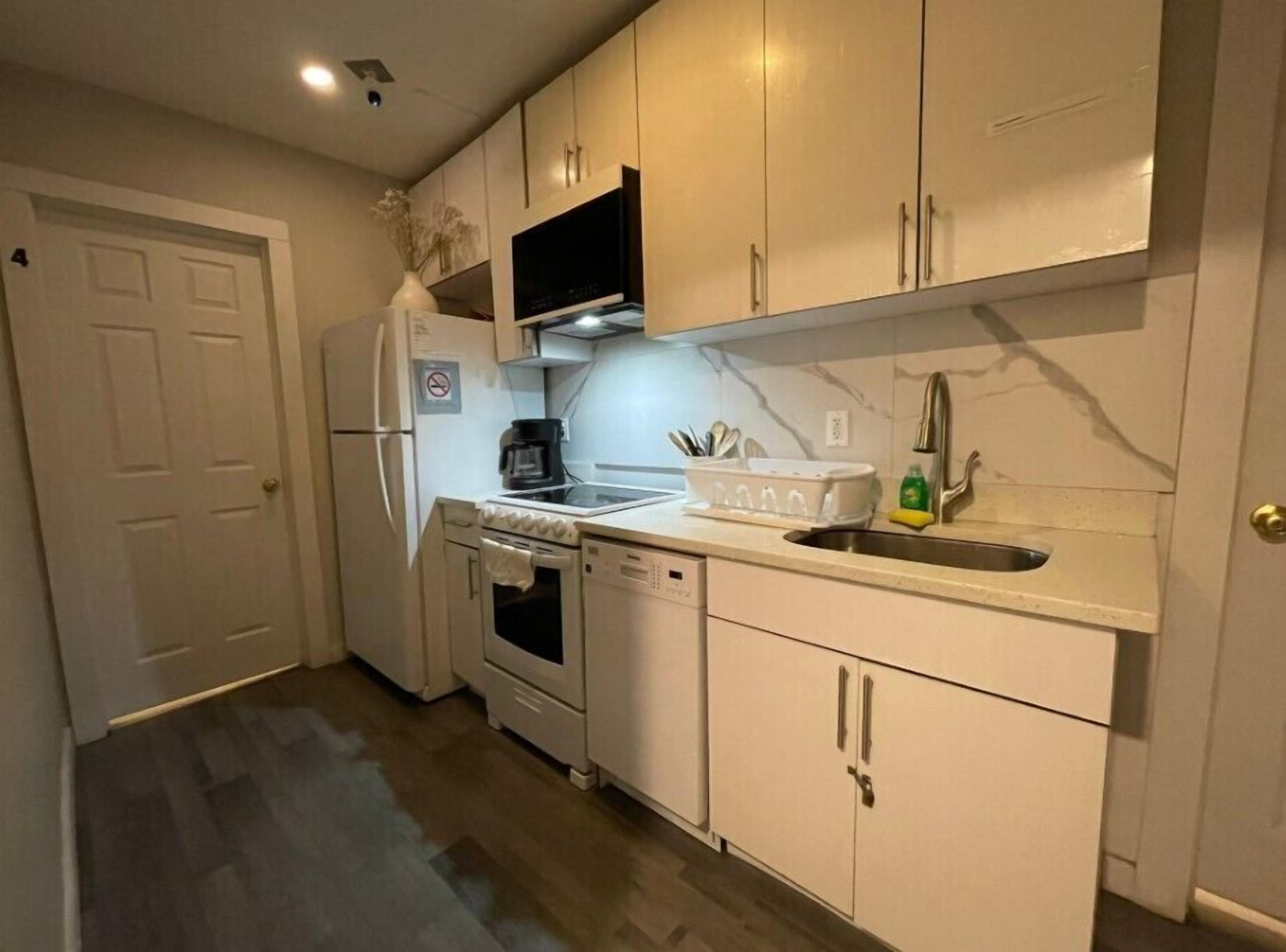 Kühlschrank, Mikrowelle, Kochgeschirr/Geschirr/Besteck