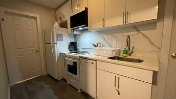 Kühlschrank, Mikrowelle, Kochgeschirr/Geschirr/Besteck