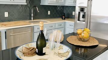 Kjøleskap, mikrobølgeovn, ovn og oppvaskmaskin