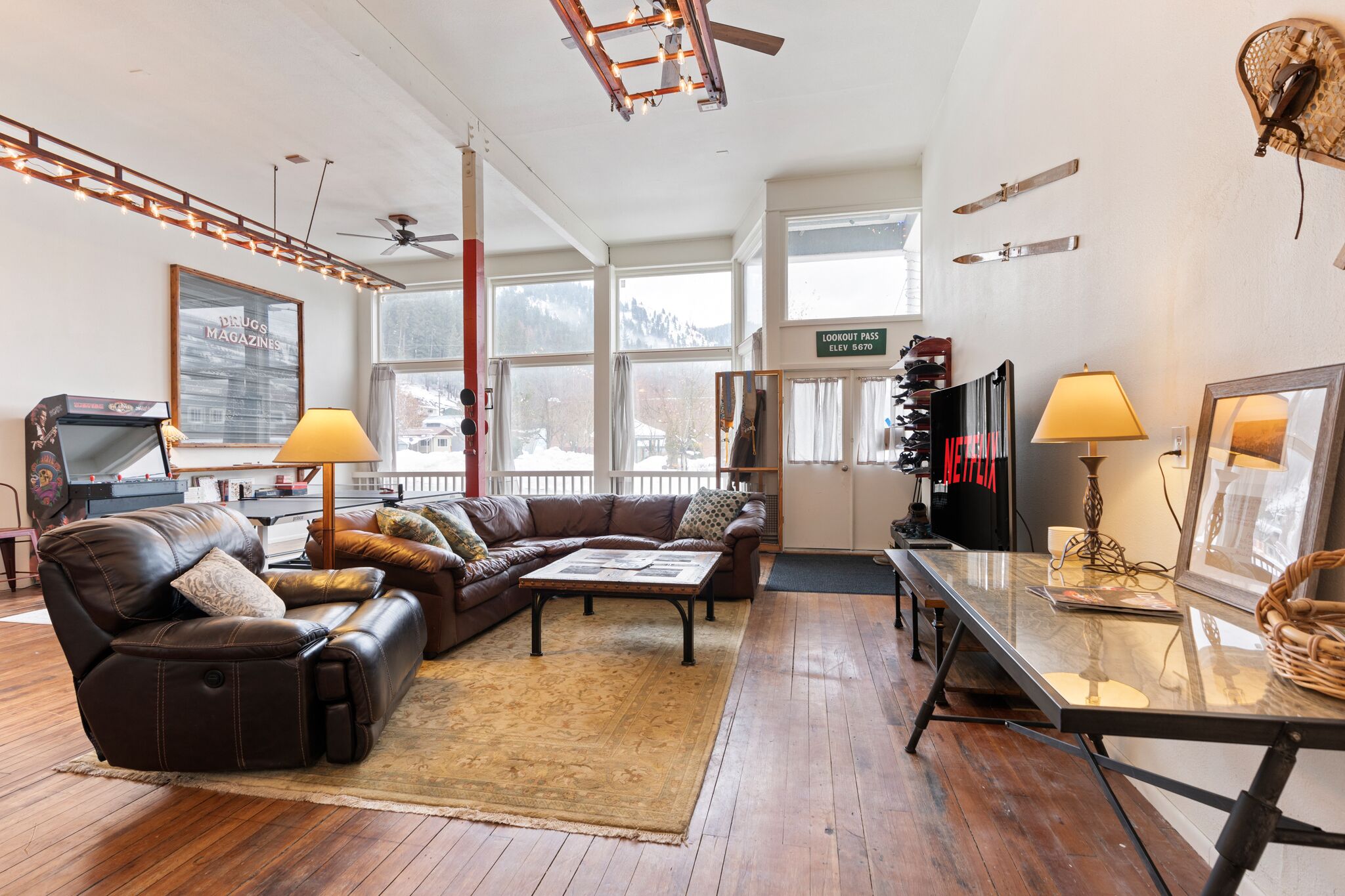 Älytelevisio, pöytätennispöytä, kirjoja