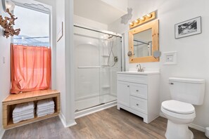 Shower, towels, soap, shampoo - Harwood Mullan - BEST for FAMILYS - LOOKOUT (Mullan)