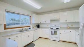 Fridge, microwave, oven, stovetop - Murrells Inlet #B Great duplex walk to the beach (Murrells Inlet)