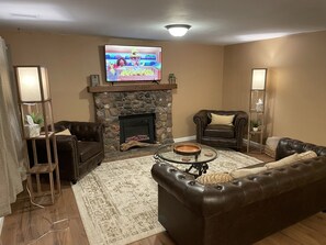 Smart TV, fireplace - The Cabin on Overland (Prescott)