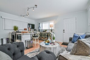 Smart TV, fireplace