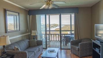 Departamento clásico, 2 habitaciones | Área de sala de estar | Televisión LED