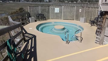 Tina de hidromasaje al aire libre