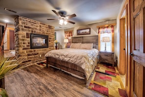 House, Multiple Beds, Hot Tub | 3 bedrooms, individually decorated, individually furnished, desk - Bears Haven (Gatlinburg)