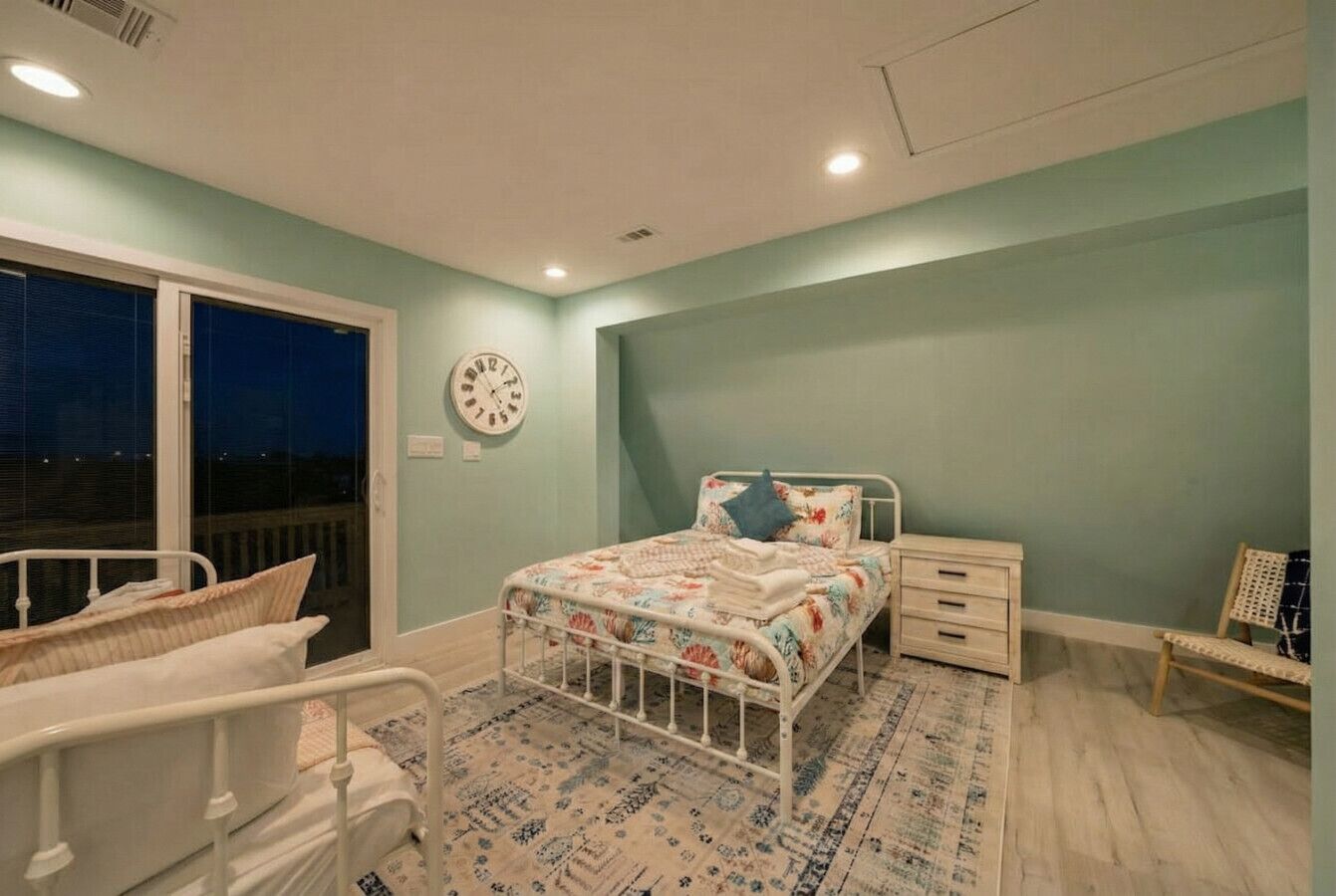 5 bedrooms, desk, iron/ironing board, free WiFi