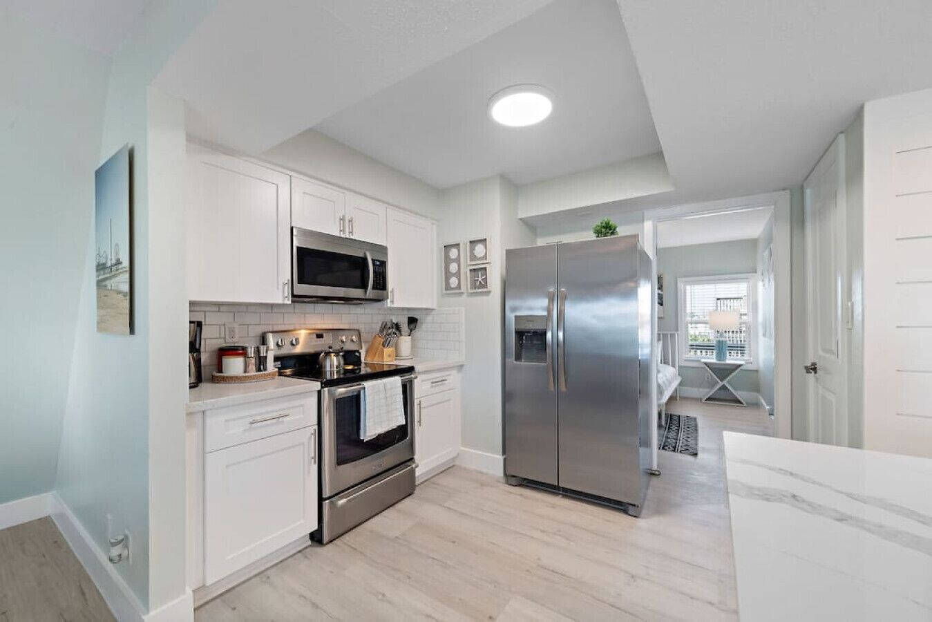 Réfrigérateur, micro-ondes, four, plaque de cuisson