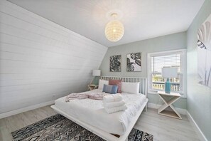 5 bedrooms, desk, iron/ironing board, travel cot