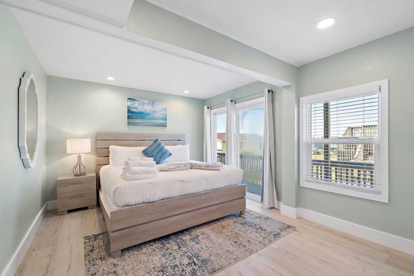 5 chambres, bureau, fer et planche à repasser, lit parapluie