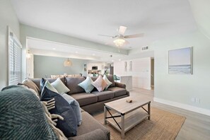 Téléviseur connecté, jeux vidéo, table de ping-pong, livres