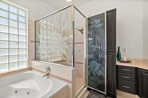 Duschwanne, Whirlpool, Haartrockner, Bidet