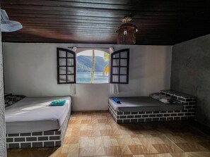 Habitación cuádruple económica | Wifi gratis y ropa de cama 