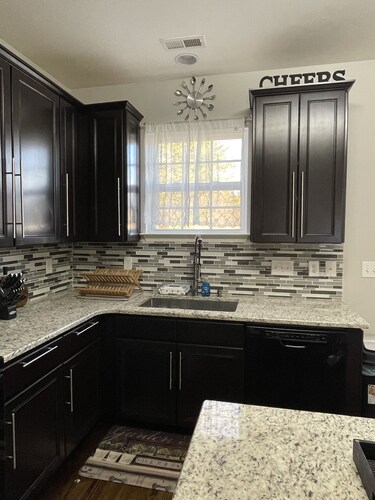 Spacious 3 level Townhome in prime location! Tvs & fans in all 4 bedrooms!!