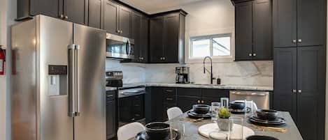 Refrigerador, microondas, horno y parrilla de estufa