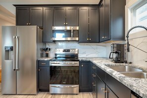 Refrigerador, microondas, horno y parrilla de estufa 