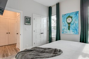 3 habitaciones, escritorio y tabla de planchar con plancha 