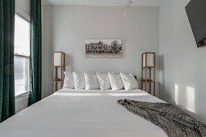 3 habitaciones, escritorio y tabla de planchar con plancha 