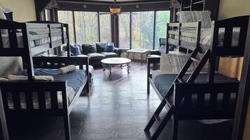 7 slaapkamers, een strijkplank/strijkijzer, reisbedje, gratis wifi