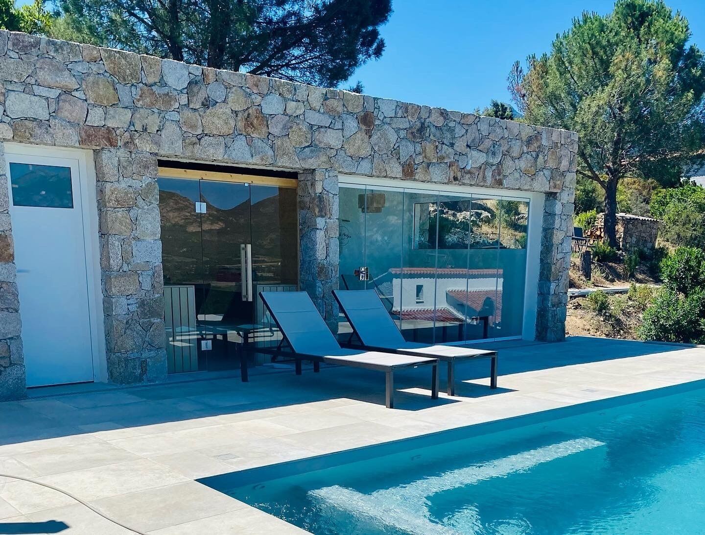 Una piscina al aire libre, una piscina climatizada