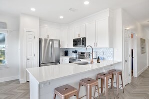 冰箱、微波炉、烤箱、炉灶