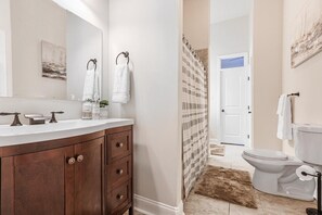 Combined shower/bathtub, hair dryer, towels, soap - Lux Brand New! Beautiful House w/ Pool & Hot Tub (New Orleans)