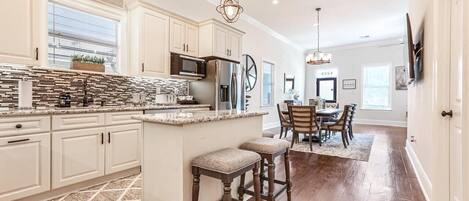 冷蔵庫、電子レンジ、オーブン、コンロ