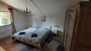 4 bedrooms, iron/ironing board, travel crib, free WiFi