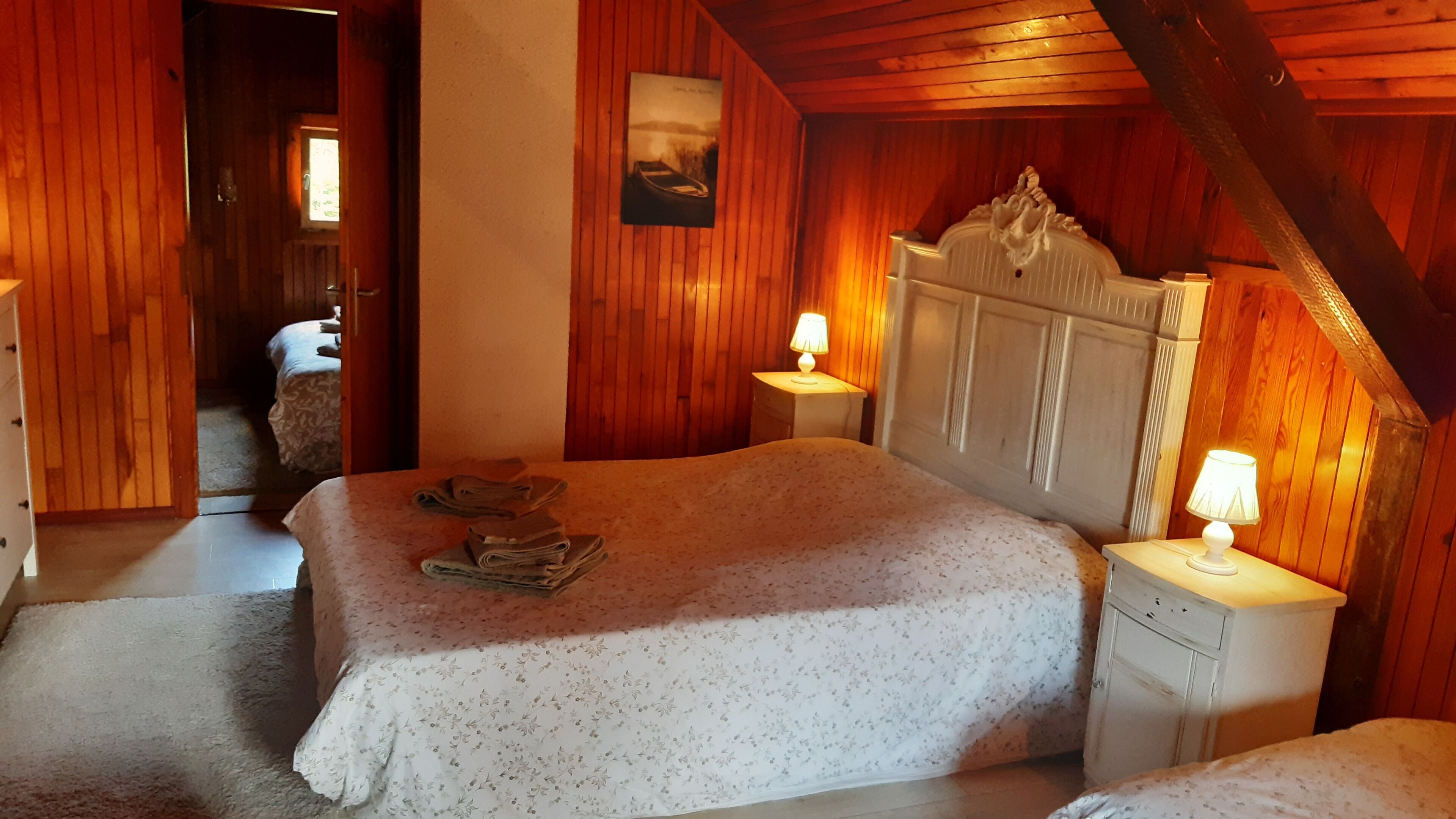 4 habitaciones, tabla de planchar con plancha y cuna de viaje 