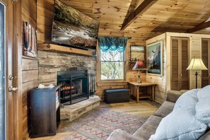 Smart TV, fireplace, video games, table tennis - Seasonal View! Couples Retreat-5% Snr/Mltry Discount-Hot Tub-Pool Table-Arcade (Sevierville)