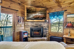 1 bedroom, iron/ironing board, free WiFi, bed sheets - Seasonal View! Couples Retreat-5% Snr/Mltry Discount-Hot Tub-Pool Table-Arcade (Sevierville)