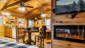 Ein gemütliches Blockhaus-Interieur mit Kamin, Holzwänden, einem Essbereich und einem an der Wand befestigten Fernseher.