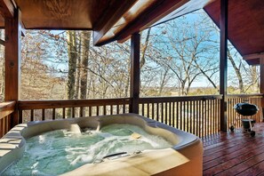 Outdoor spa tub - Seasonal View! Couples Retreat-5% Snr/Mltry Discount-Hot Tub-Pool Table-Arcade (Sevierville)