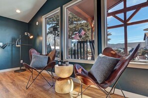 Interior - Loyal Duke Lodge (Salida)