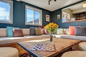 Living area - Loyal Duke Lodge (Salida)