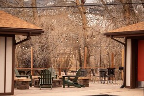 Outdoor dining - Loyal Duke Lodge (Salida)