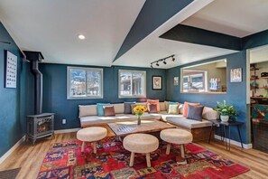 Interior - Loyal Duke Lodge (Salida)