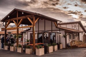 Outdoor dining - Loyal Duke Lodge (Salida)