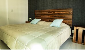 1 habitación, tabla de planchar con plancha, wifi gratis y ropa de cama