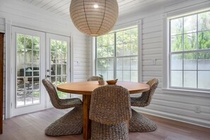 Dining - The Ressman Haus at MarktPlatz, Walk to Main St! (Fredericksburg)