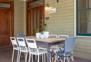 Outdoor dining - The Ressman Haus at MarktPlatz, Walk to Main St! (Fredericksburg)