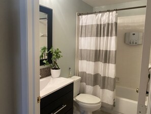 Bathtub, hair dryer, towels, toilet paper - Best location to be in!2/2 condo close to Sanibel and Fort Myers beaches! (Fort Myers)