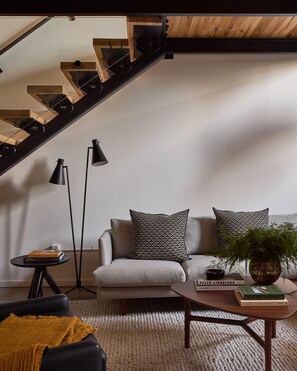 1 Bedroom King Premium | Area keluarga | Smart TV 55-inci dengan saluran TV digital, TV, dan Netflix