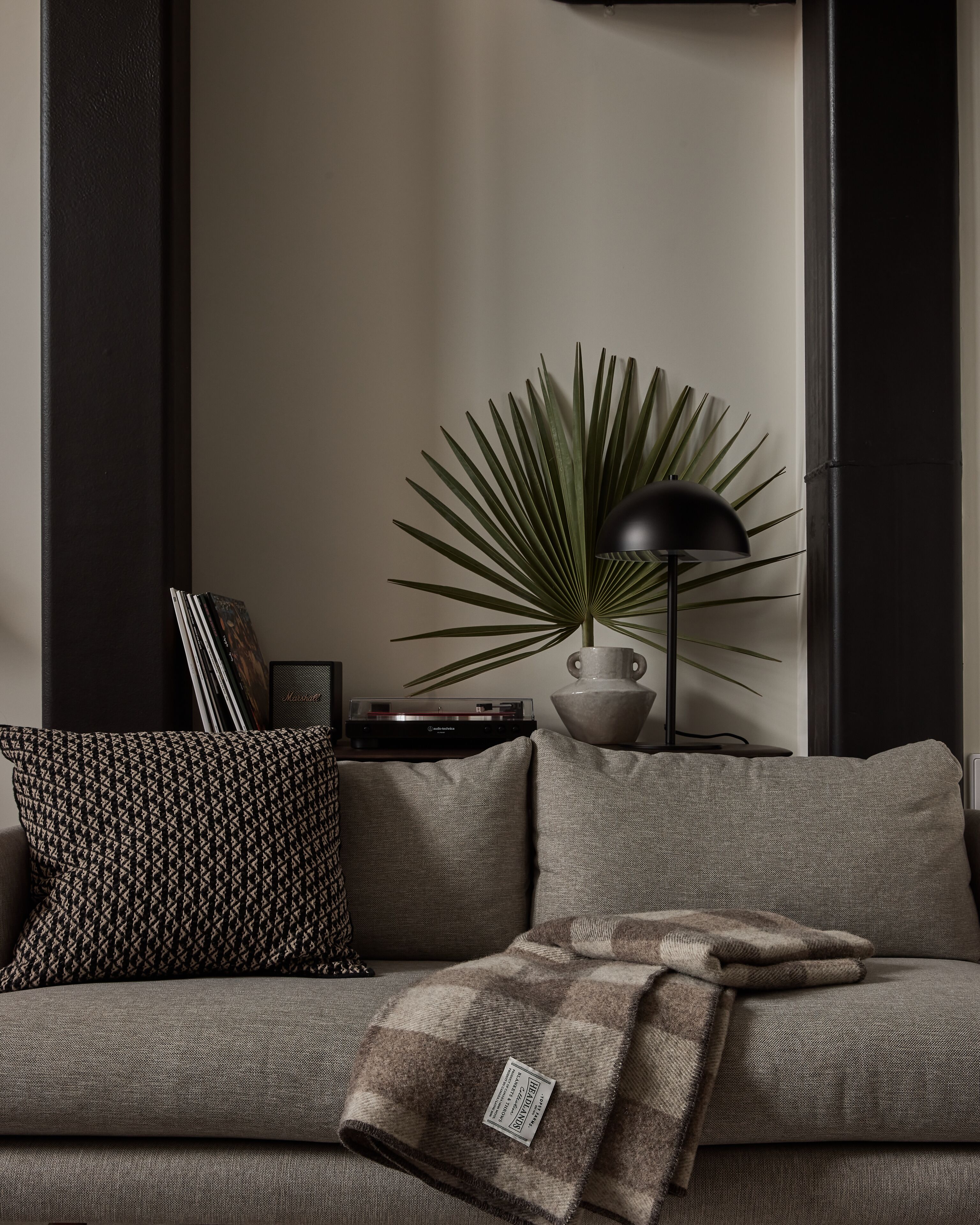 1 Bedroom Queen Loft | Oppholdsområde | En 55-tommers smart-TV med digitale kanaler samt TV og Netflix