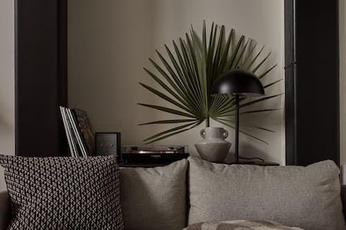 Signature loft | Woonruimte | Een 55-inch smart-tv met digitale zenders, televisie en Netflix