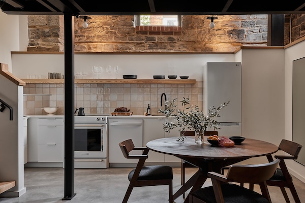 Refrigerador con freezer, microondas, horno, placa de cocina